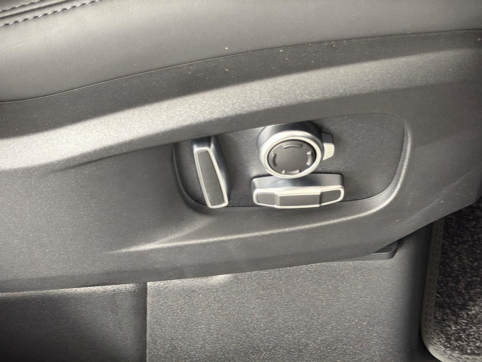 New 2026 Land Rover Defender 130 X-Dynamic SE image 35