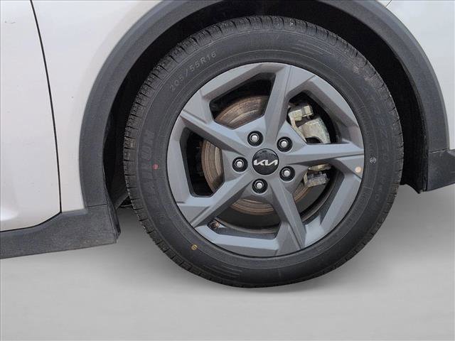 Used 2025 Kia K4 LXS image 14