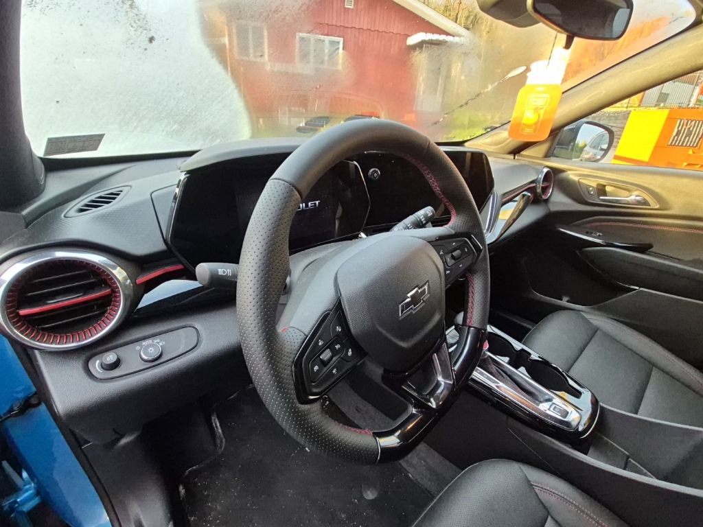 Used 2025 Chevrolet Trax RS w/ Driver Confidence Package image 10