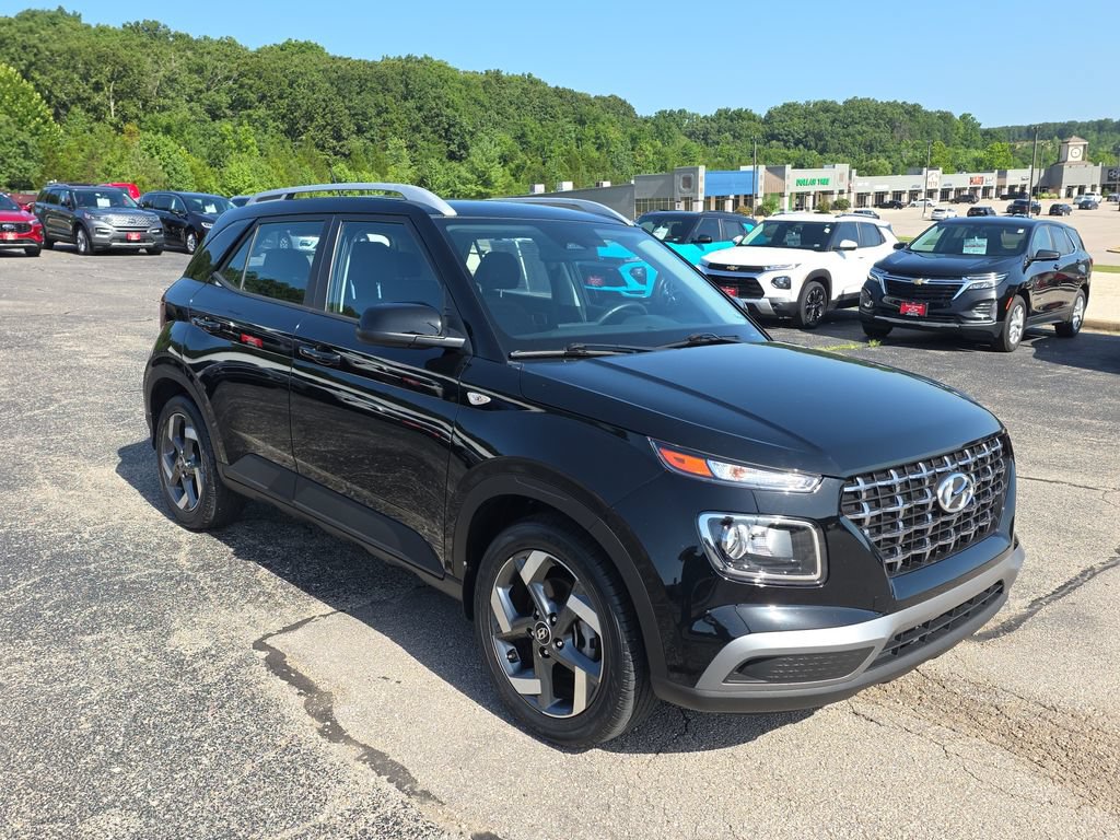 Used 2023 Hyundai Venue SEL FWD image 2