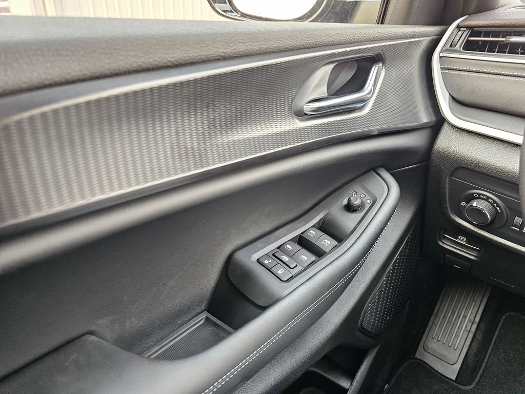 New 2025 Jeep Grand Cherokee Altitude AWD/4WD image 28