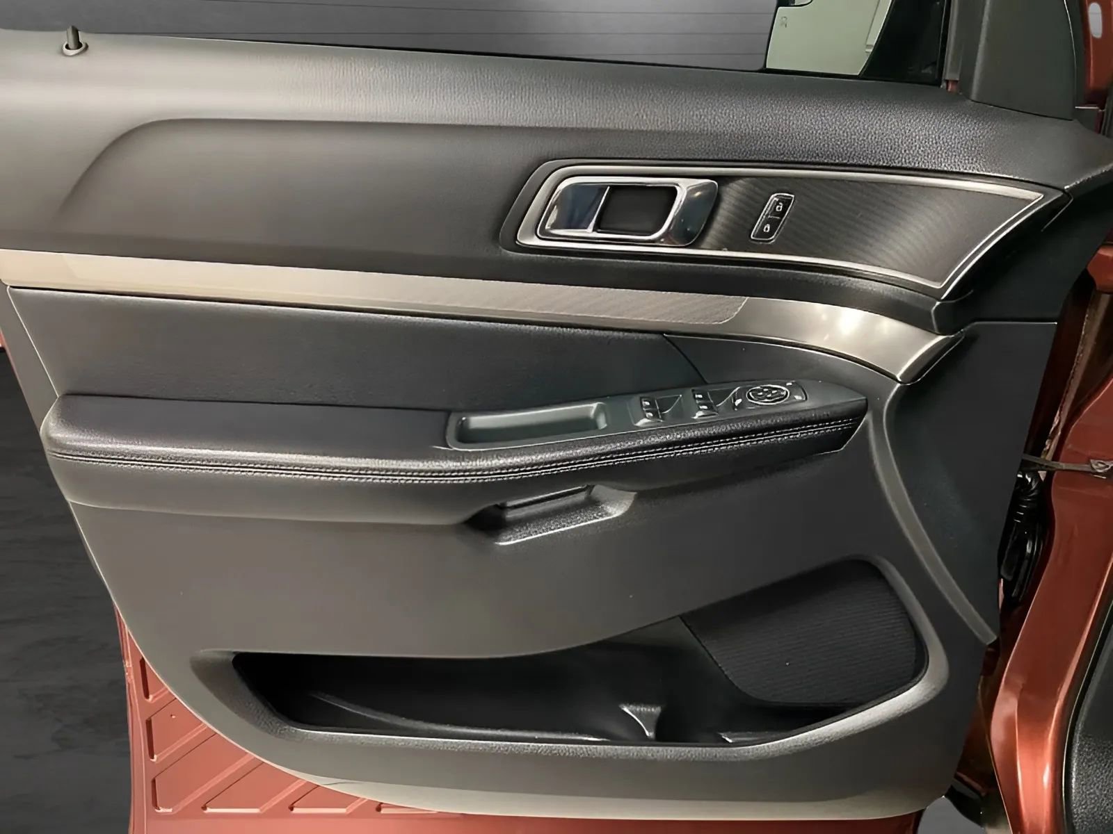 Used 2018 Ford Explorer XLT w/ Equipment Group 201A AWD/4WD image 9