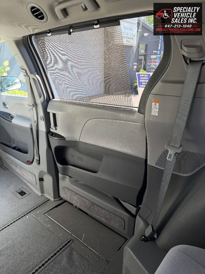 Used 2016 Toyota Sienna LE FWD image 28