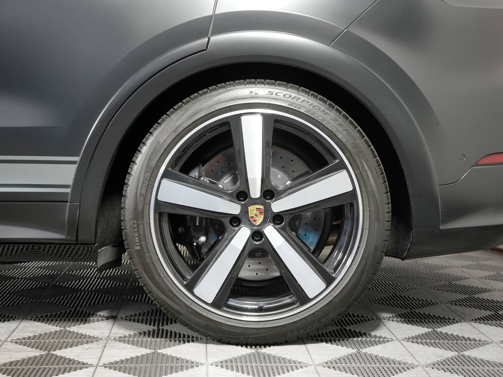 Certified 2024 Porsche Cayenne Turbo AWD/4WD image 17