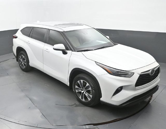 Used 2024 Toyota Highlander XLE AWD/4WD image 31