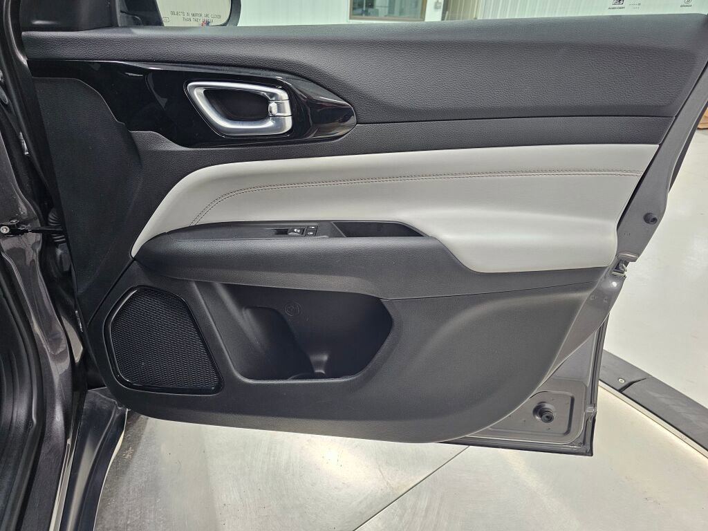 Used 2024 Jeep Compass Limited image 25