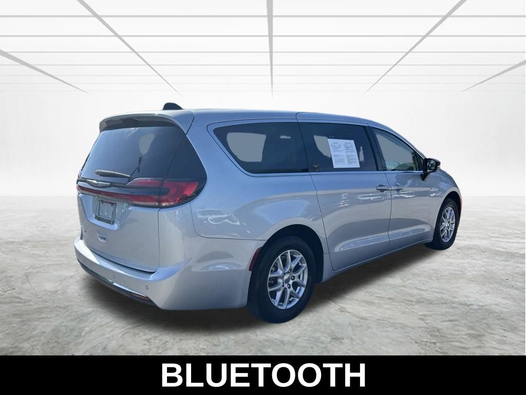 Used 2024 Chrysler Pacifica Touring-L FWD image 5