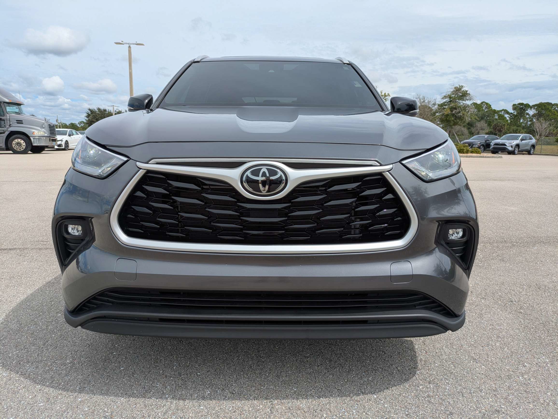 Used 2023 Toyota Highlander XLE FWD image 9