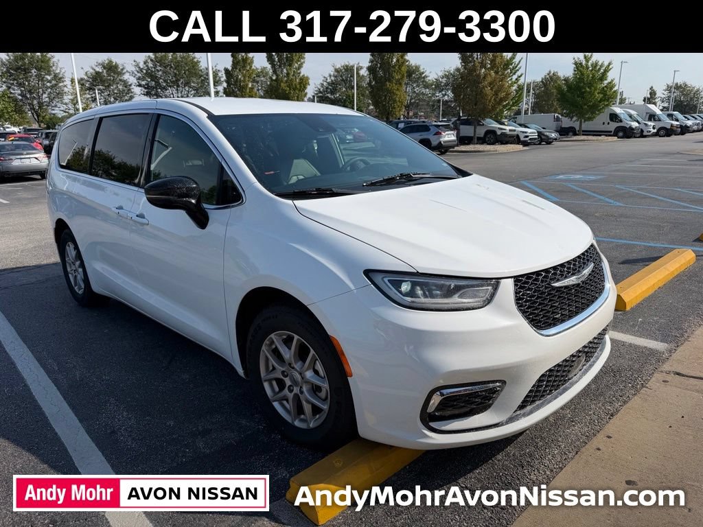 Used 2025 Chrysler Pacifica Select