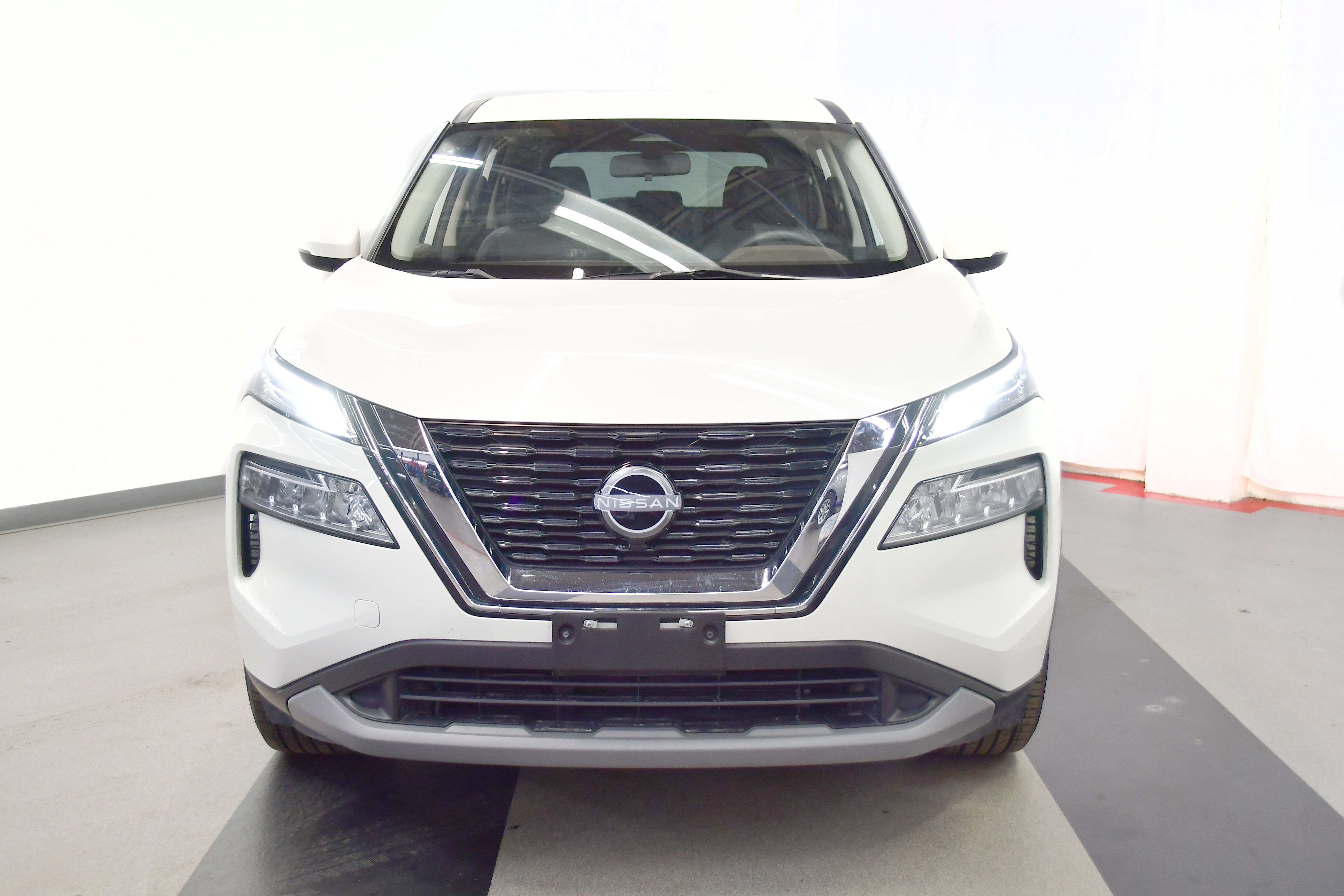 Used 2023 Nissan Rogue SV image 5