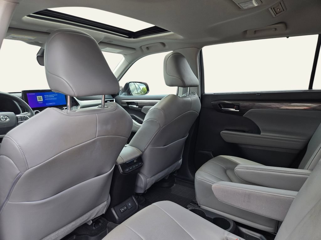 Used 2023 Toyota Highlander Limited FWD image 15