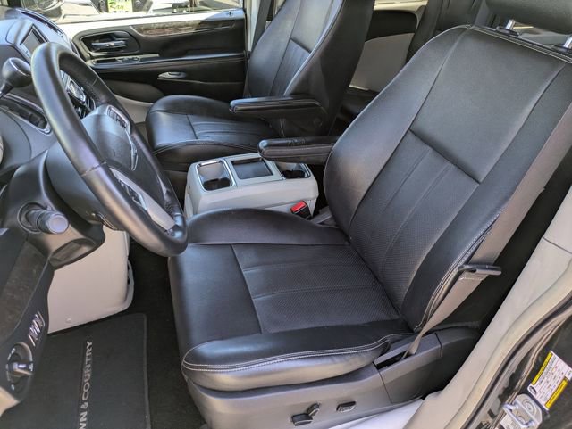 Used 2016 Chrysler Town & Country Touring-L w/ Driver Convenience Group FWD image 10