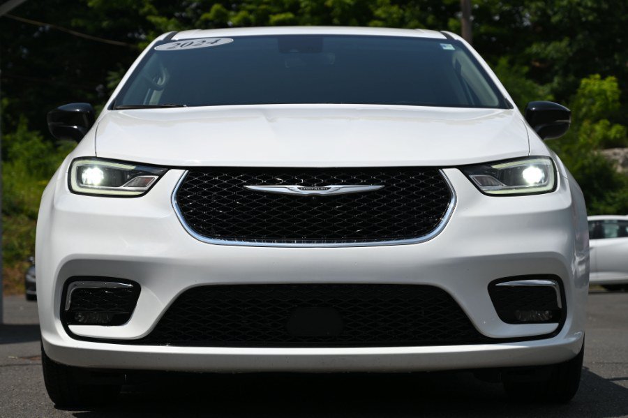 Used 2024 Chrysler Pacifica Touring-L FWD image 8