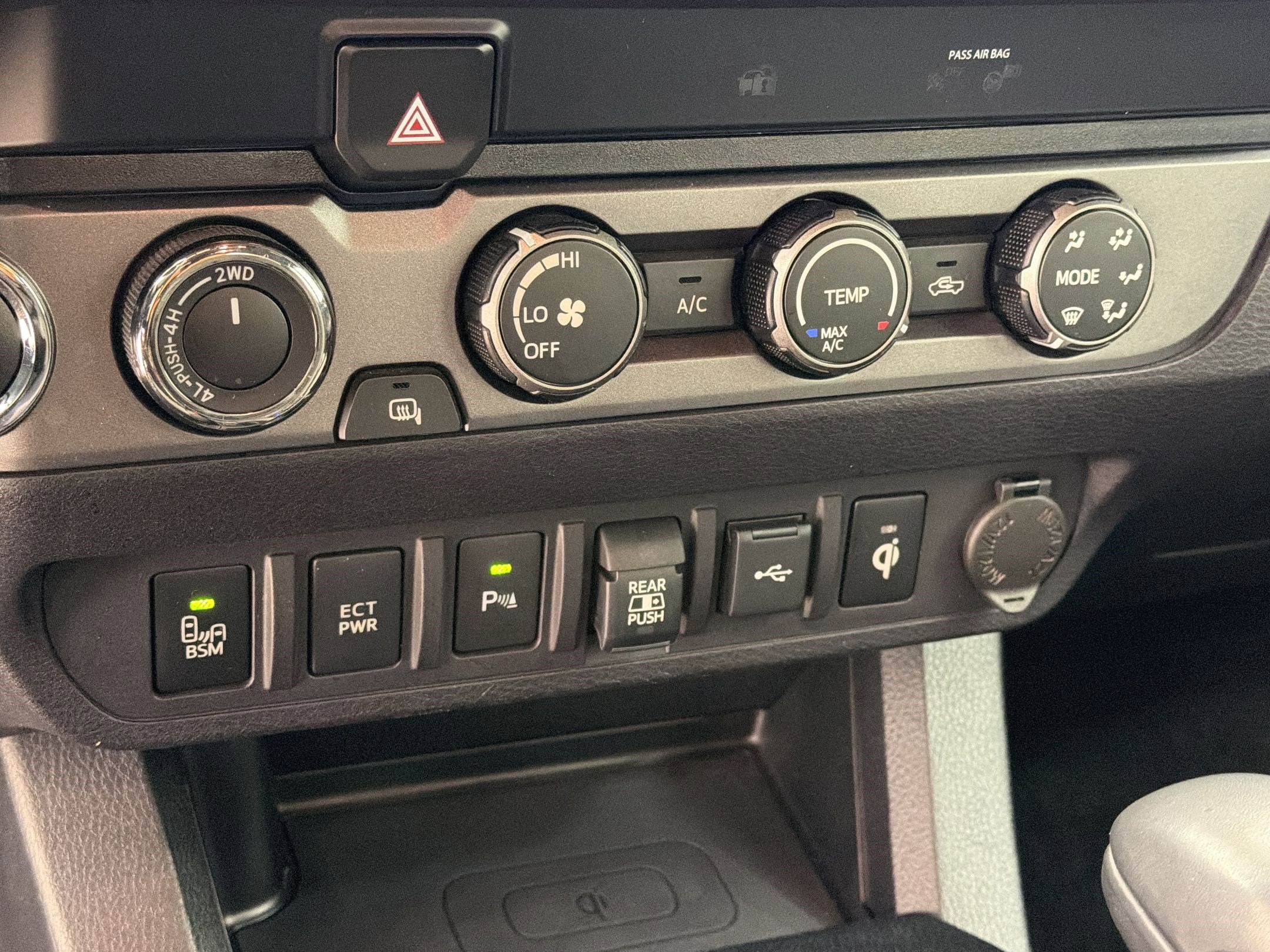 Used 2020 Toyota Tacoma TRD Off-Road w/ Technology Package AWD/4WD image 18