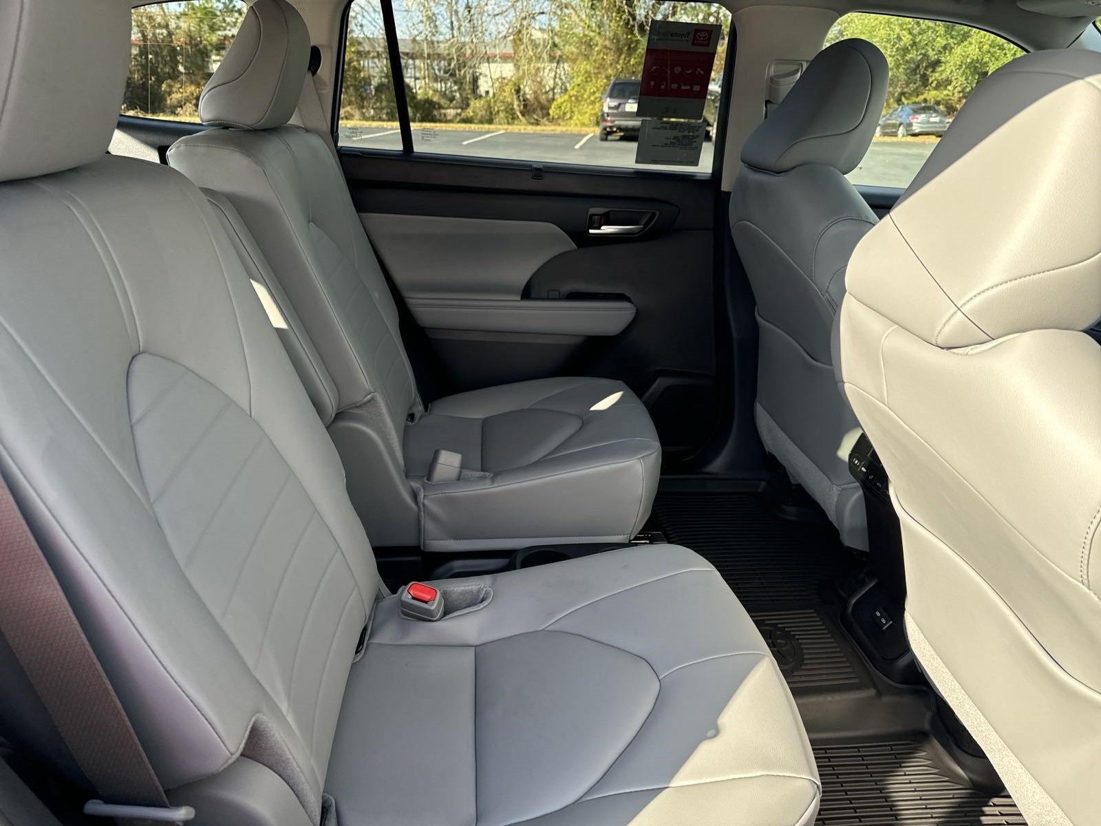 New 2025 Toyota Highlander XLE FWD image 30