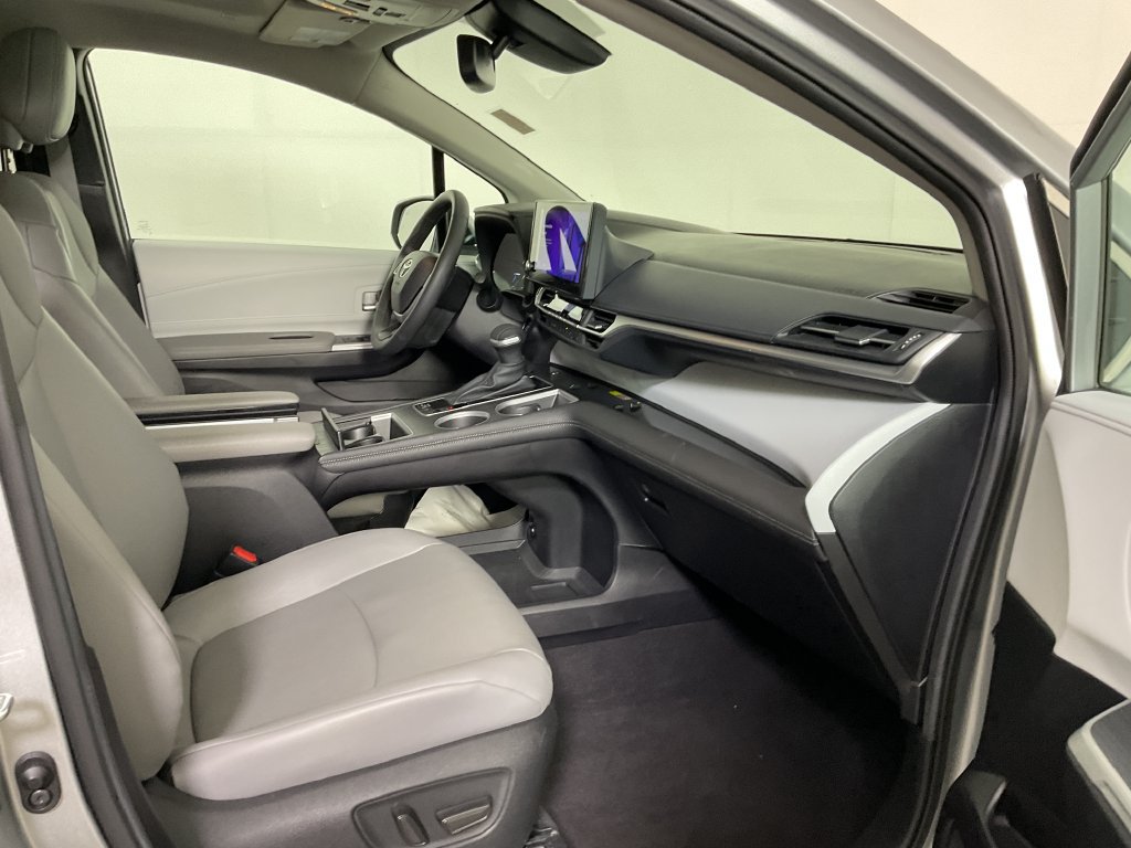 Certified 2025 Toyota Sienna XLE FWD image 25