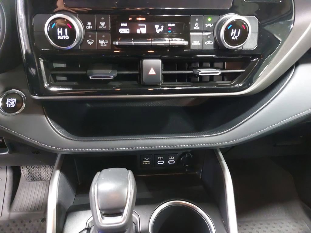 Used 2023 Toyota Highlander LE AWD/4WD image 25
