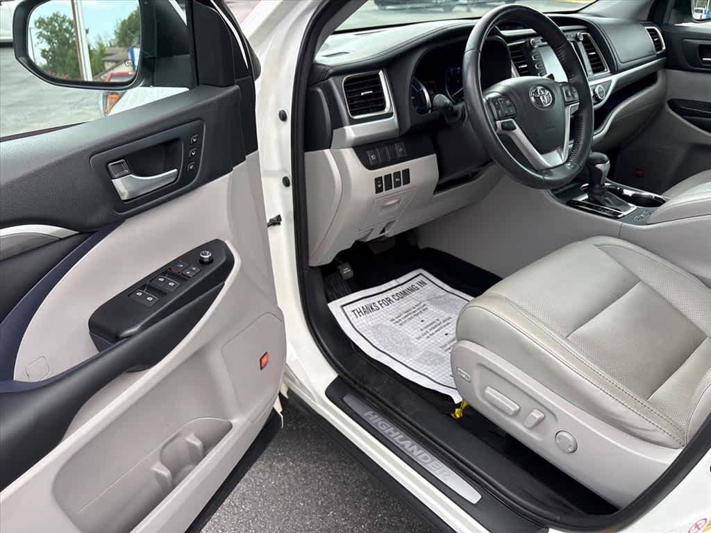 Used 2019 Toyota Highlander Limited AWD/4WD image 19