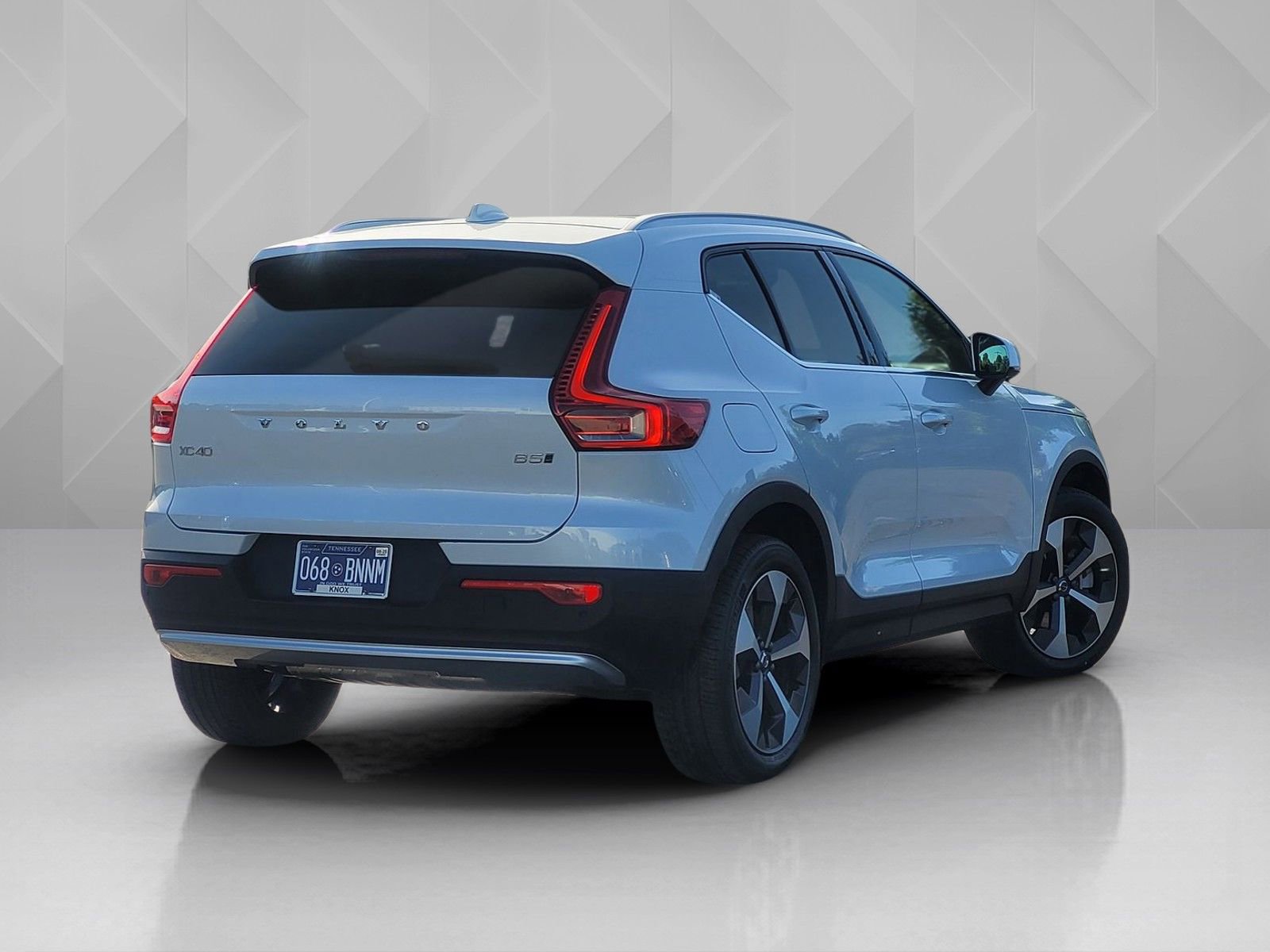 Certified 2025 Volvo XC40 B5 Plus AWD/4WD image 6