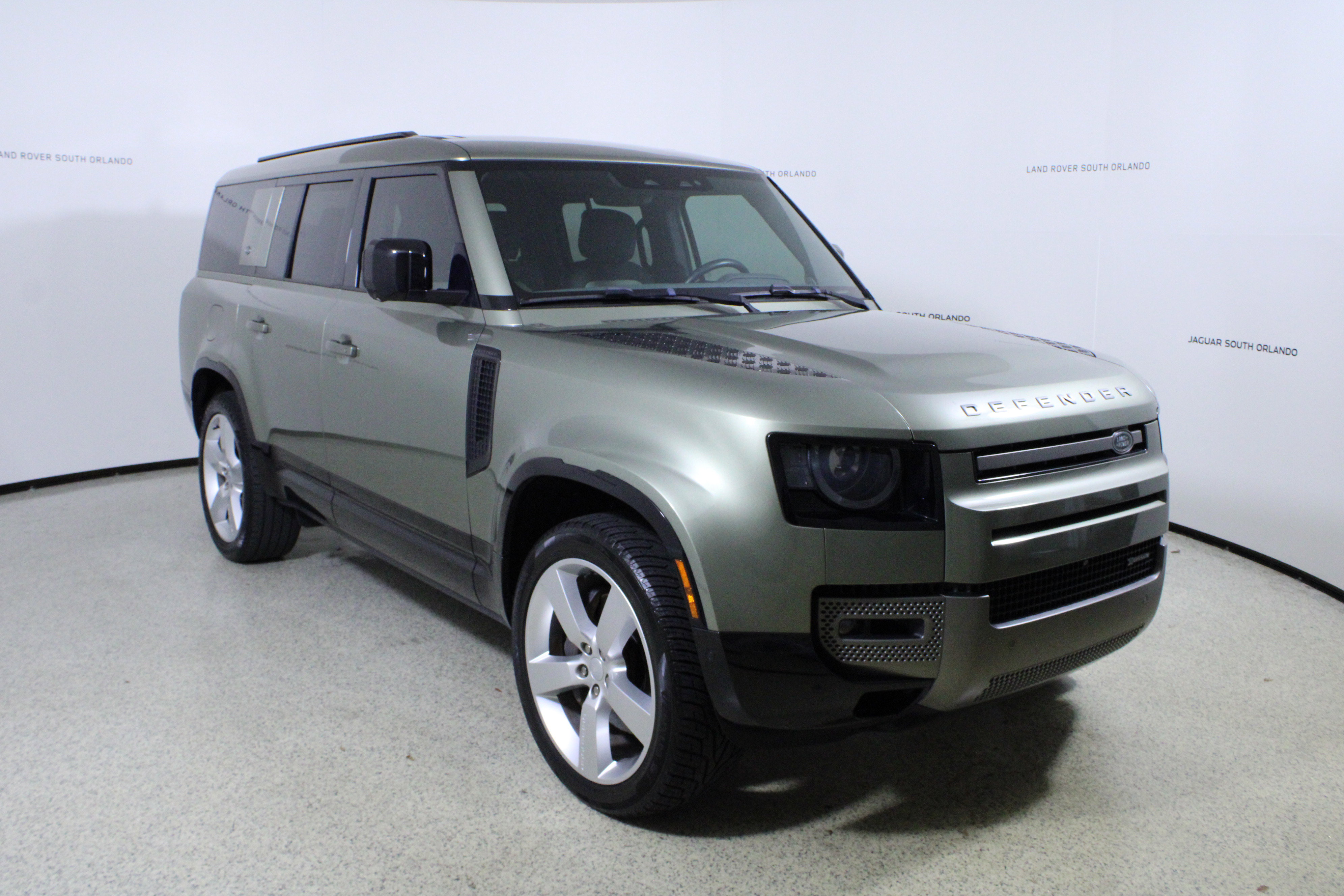 Used 2023 Land Rover Defender 130 X-Dynamic SE image 3