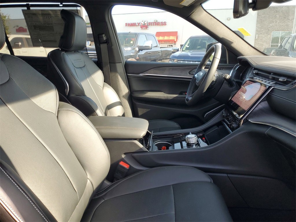 New 2025 Jeep Grand Cherokee L Overland w/ Advanced Protech Group III image 34