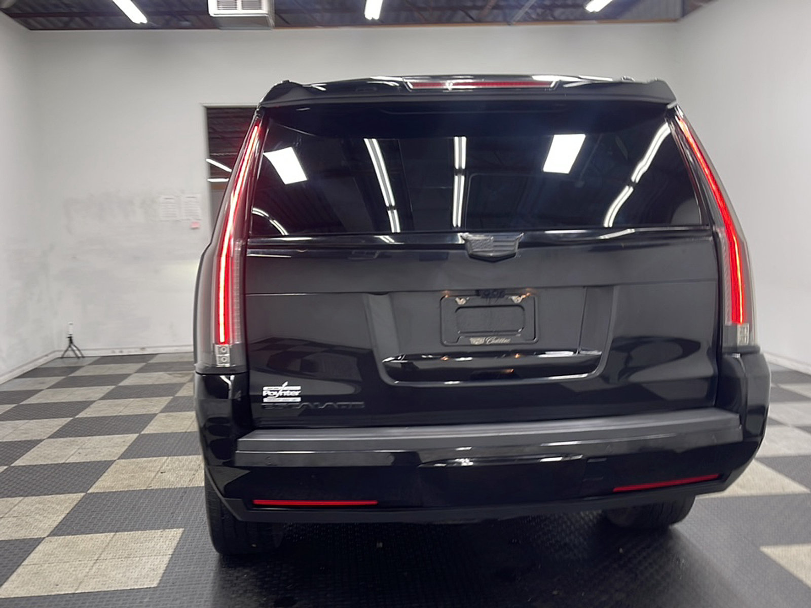 Used 2020 Cadillac Escalade Luxury w/ Escalade Sport Edition AWD/4WD image 17