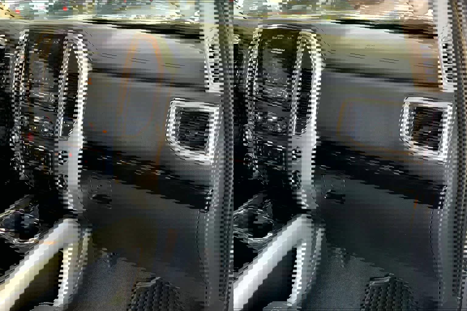 Used 2021 Nissan Titan SV w/ SV Convenience Package image 19