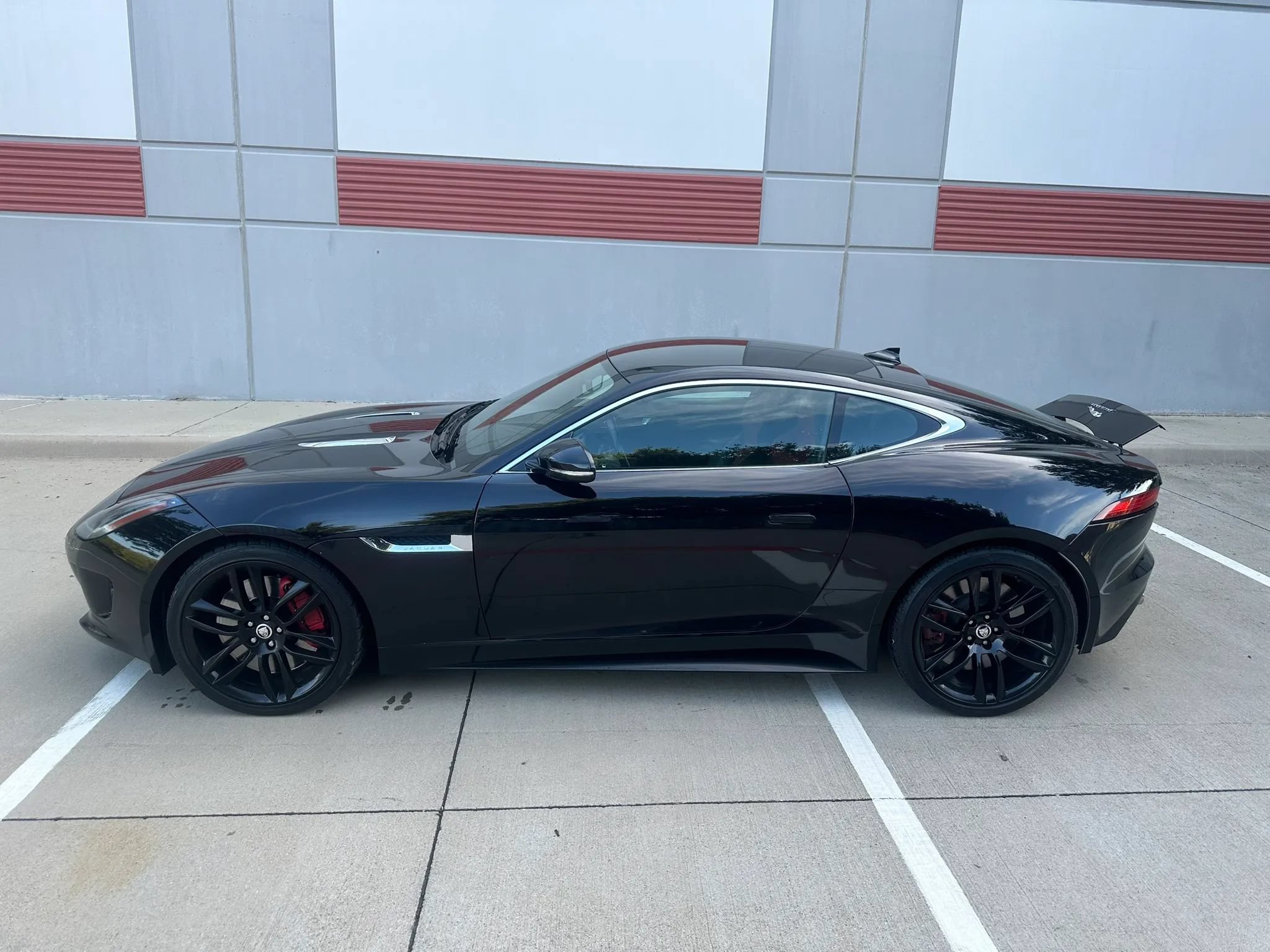 Used 2015 Jaguar F-TYPE R RWD image 2