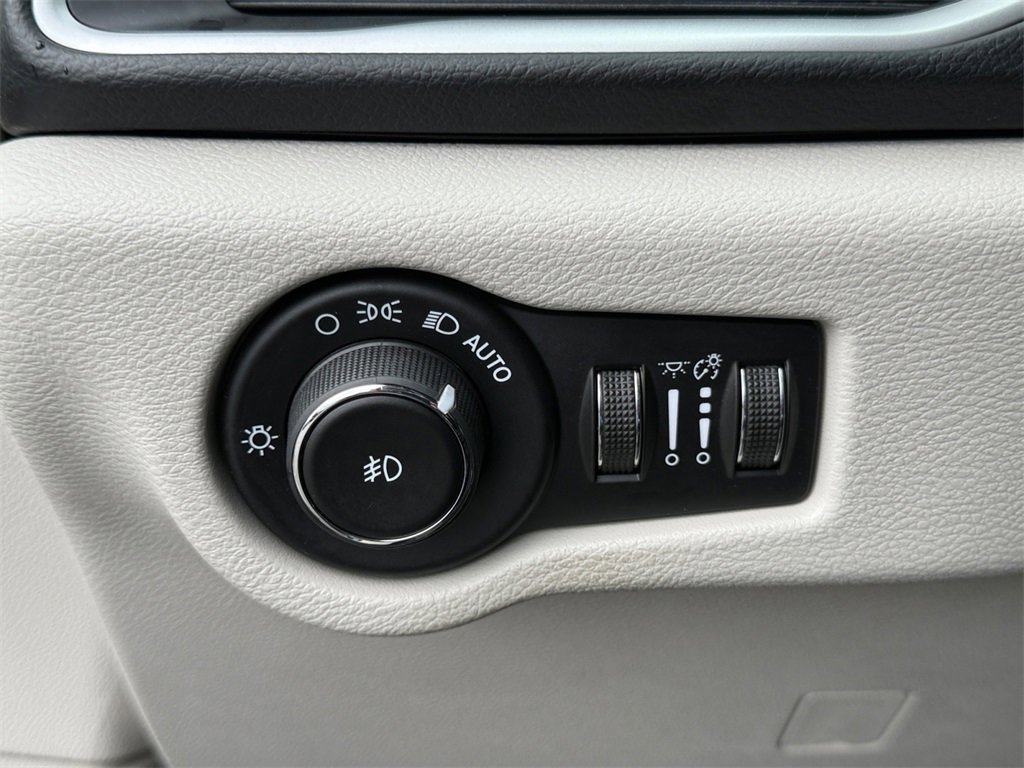 Used 2018 Chrysler Pacifica Touring-L image 20