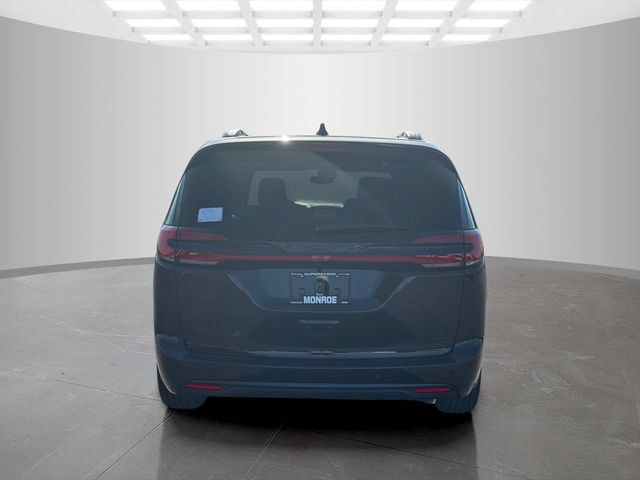 New 2027 Chrysler Pacifica Limited AWD/4WD image 6