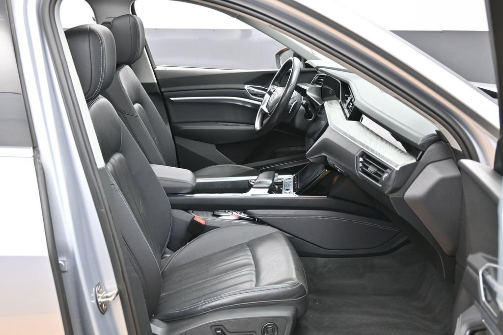 Used 2022 Audi e-tron Premium Plus w/ Premium Plus Package AWD/4WD image 35