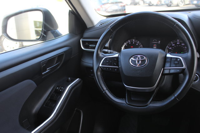 Used 2022 Toyota Highlander LE FWD image 45