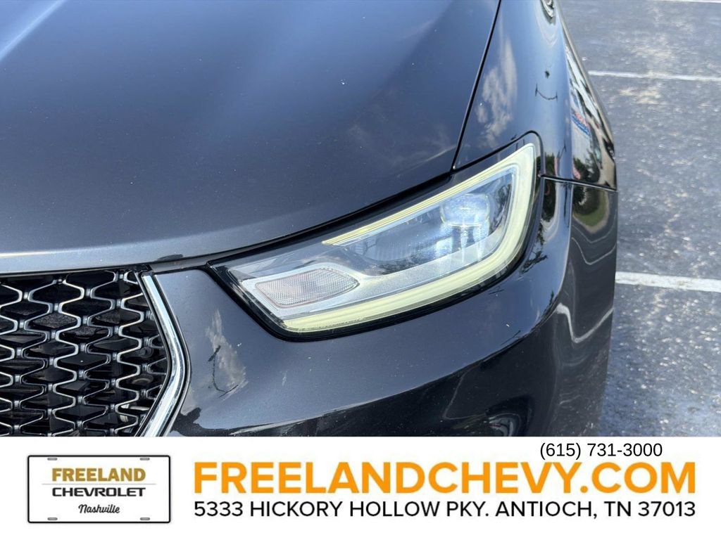 Used 2023 Chrysler Pacifica Touring-L FWD image 10