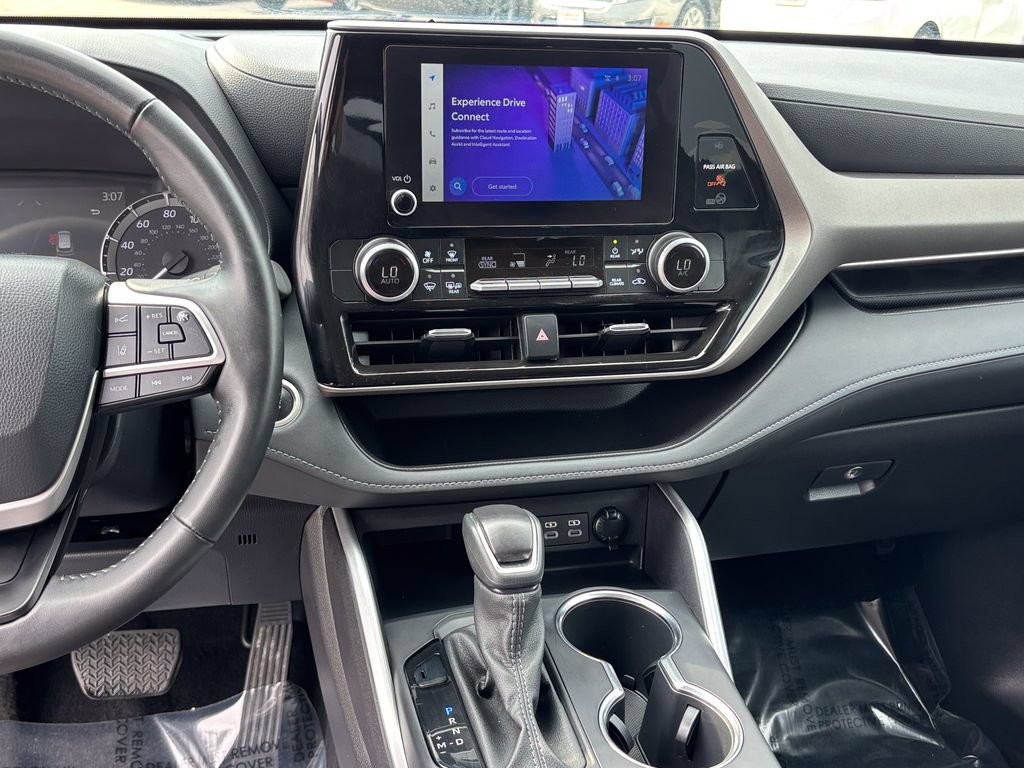 Used 2025 Toyota Highlander LE FWD image 21
