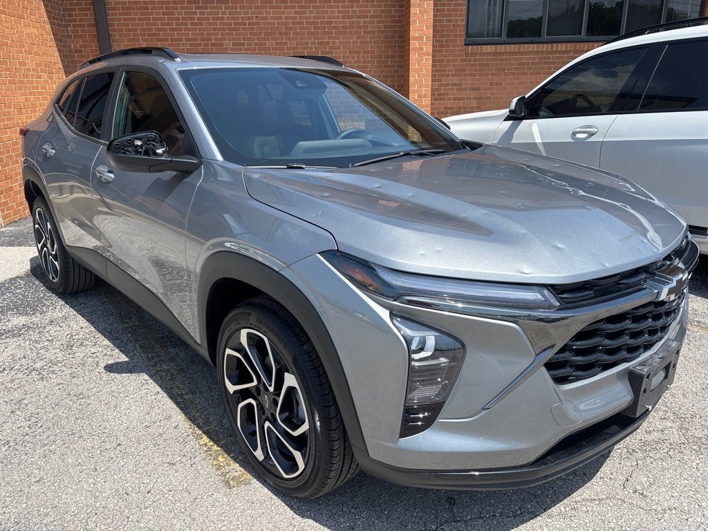 Used 2025 Chevrolet Trax RS w/ Sunroof Package image 4