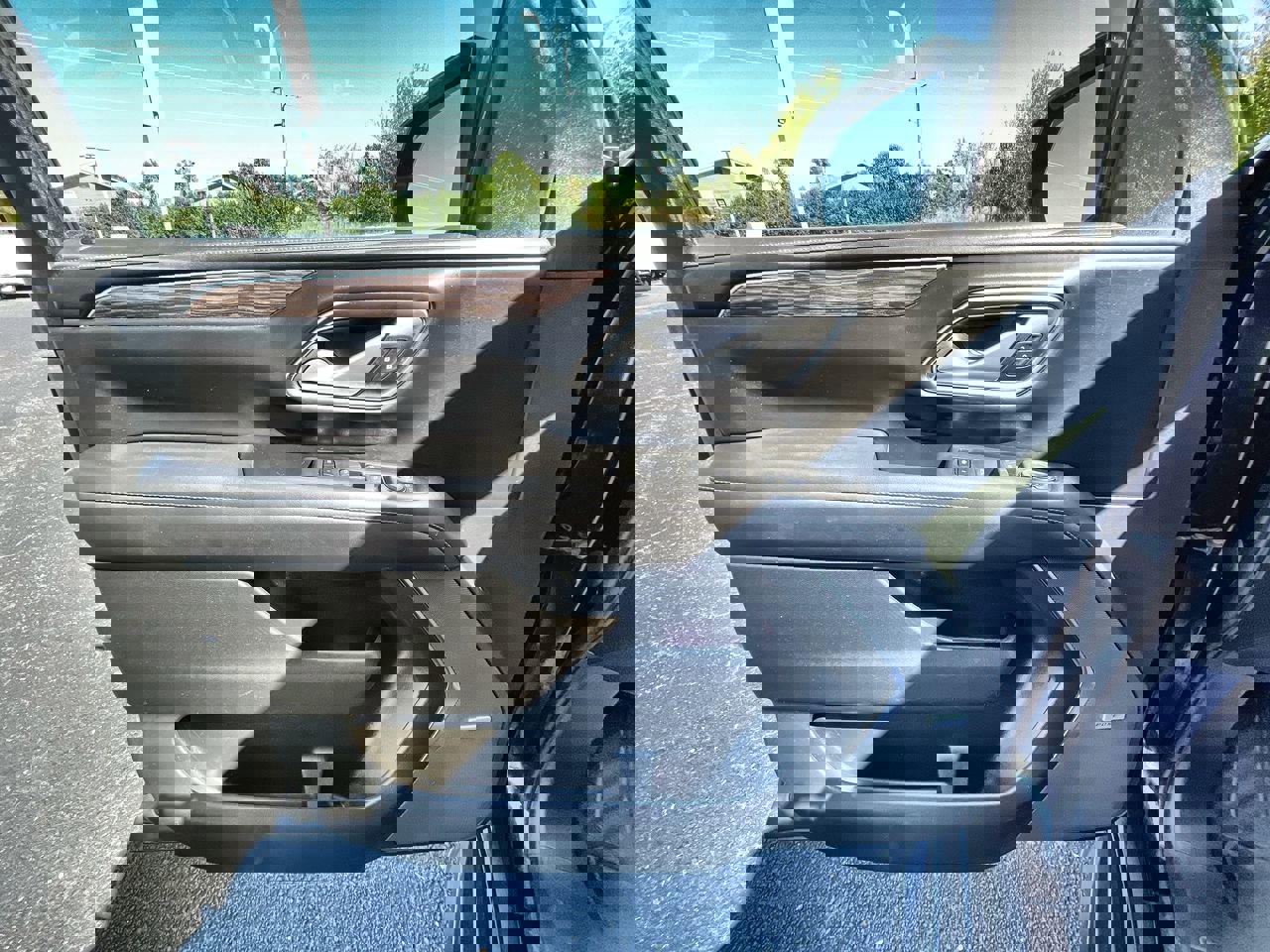 Used 2022 Chevrolet Suburban LT image 22