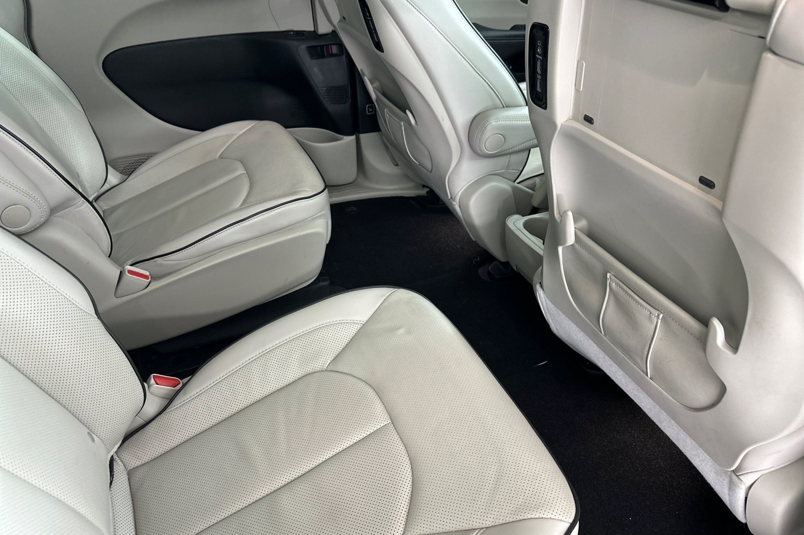 Used 2021 Chrysler Pacifica Limited w/ Uconnect Theater Family Group FWD image 35