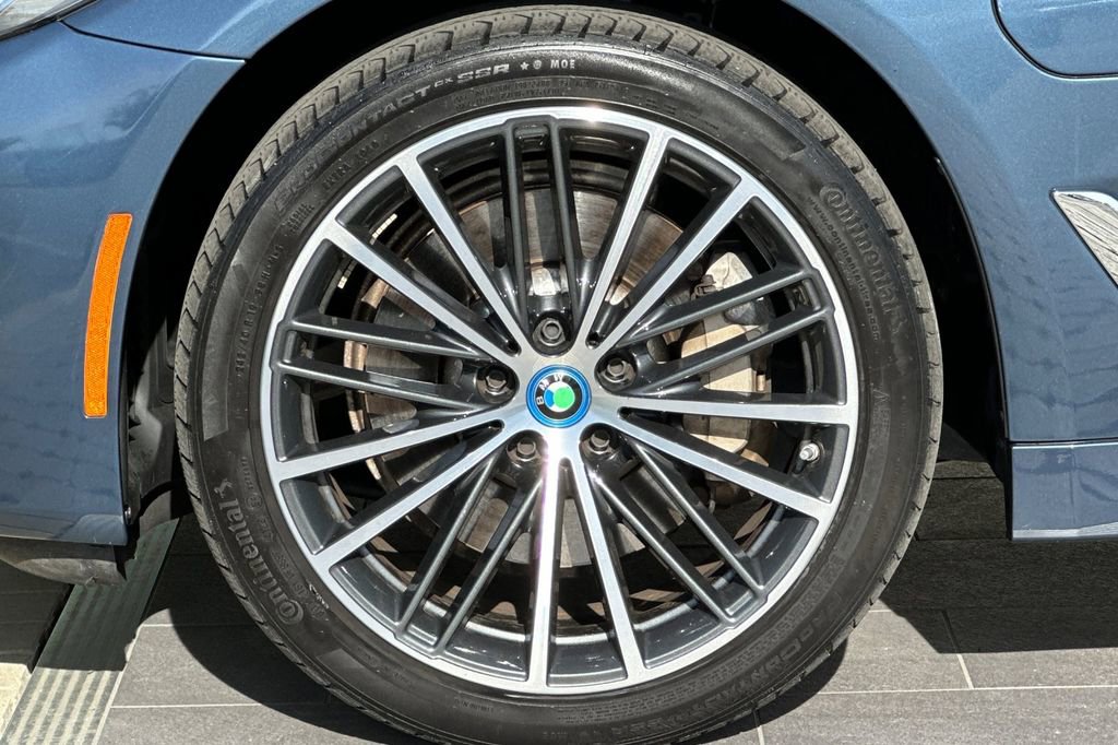 Used 2023 BMW 530e w/ Premium Package image 32