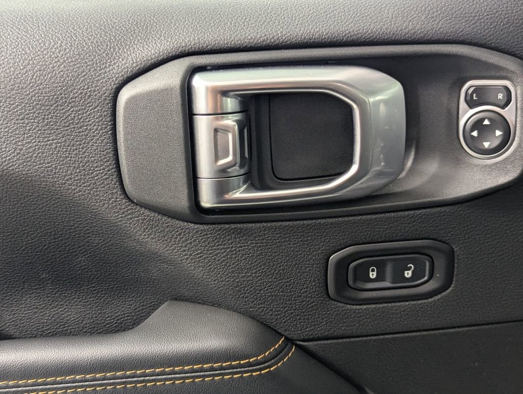 Used 2025 Jeep Wrangler Unlimited Sahara AWD/4WD image 15