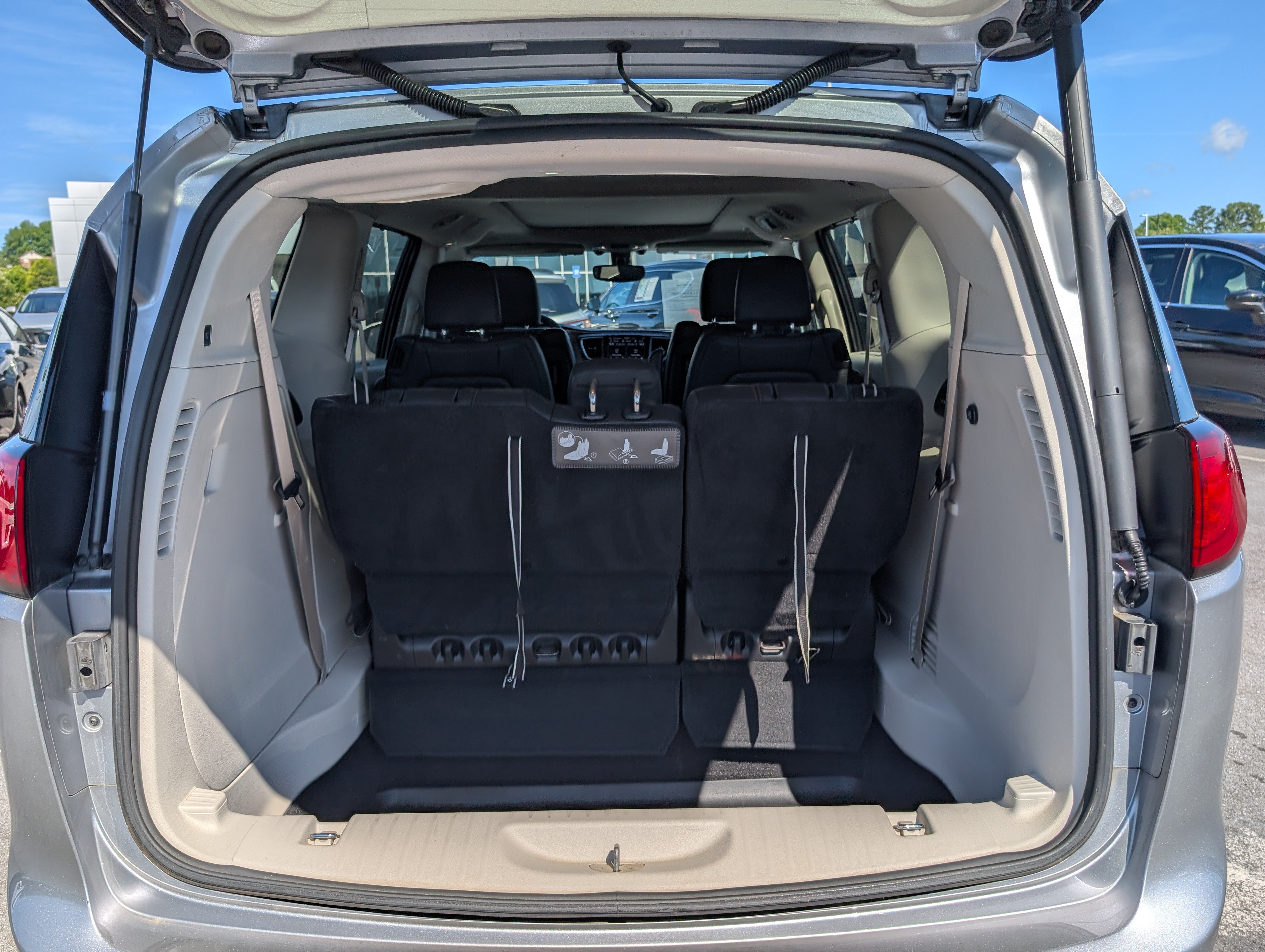 Used 2018 Chrysler Pacifica Touring-L Plus w/ Tire & Wheel Group FWD image 25