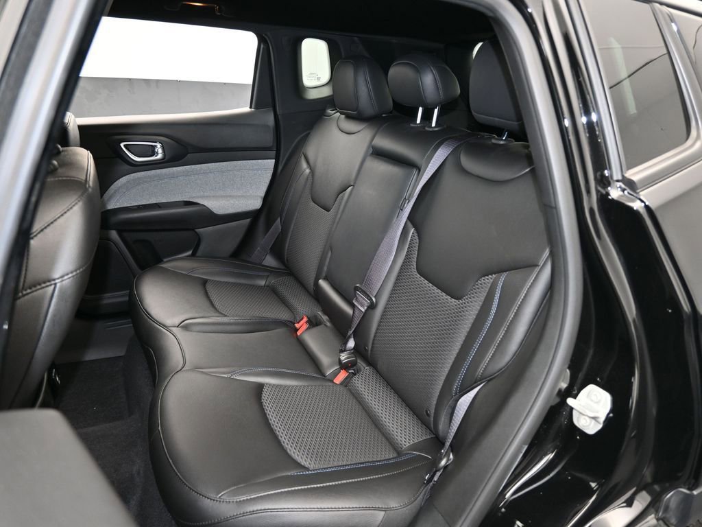 Used 2024 Jeep Compass Latitude image 32