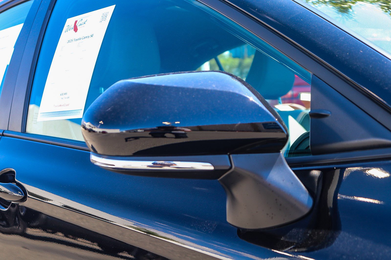 Used 2025 Toyota Camry SE w/ Convenience Package image 6