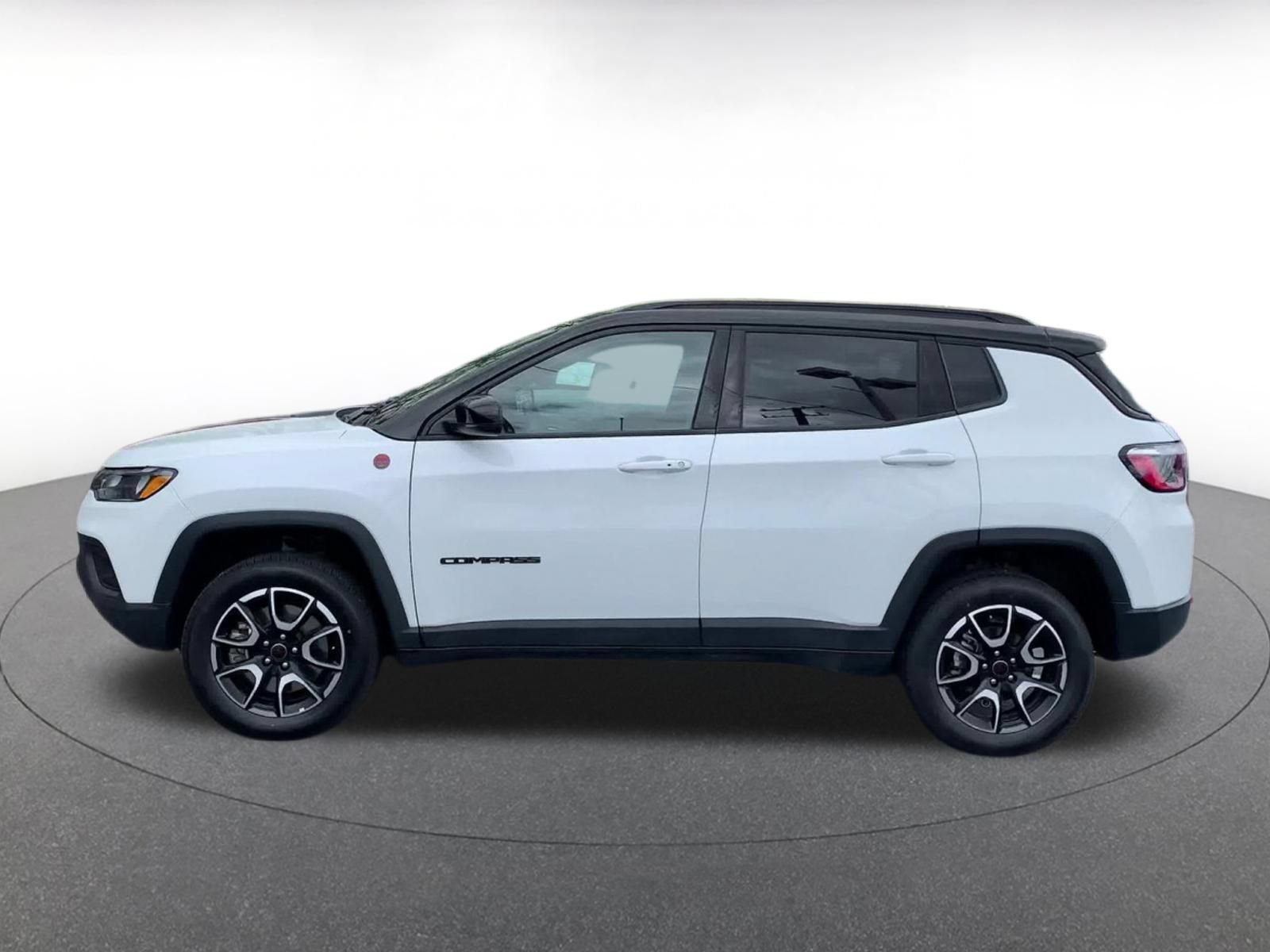 Used 2025 Jeep Compass Trailhawk AWD/4WD image 9