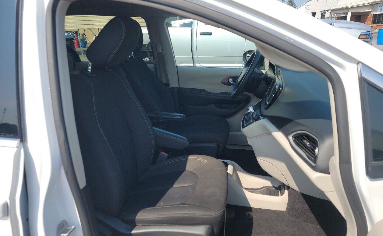Used 2023 Chrysler Voyager LX FWD image 13