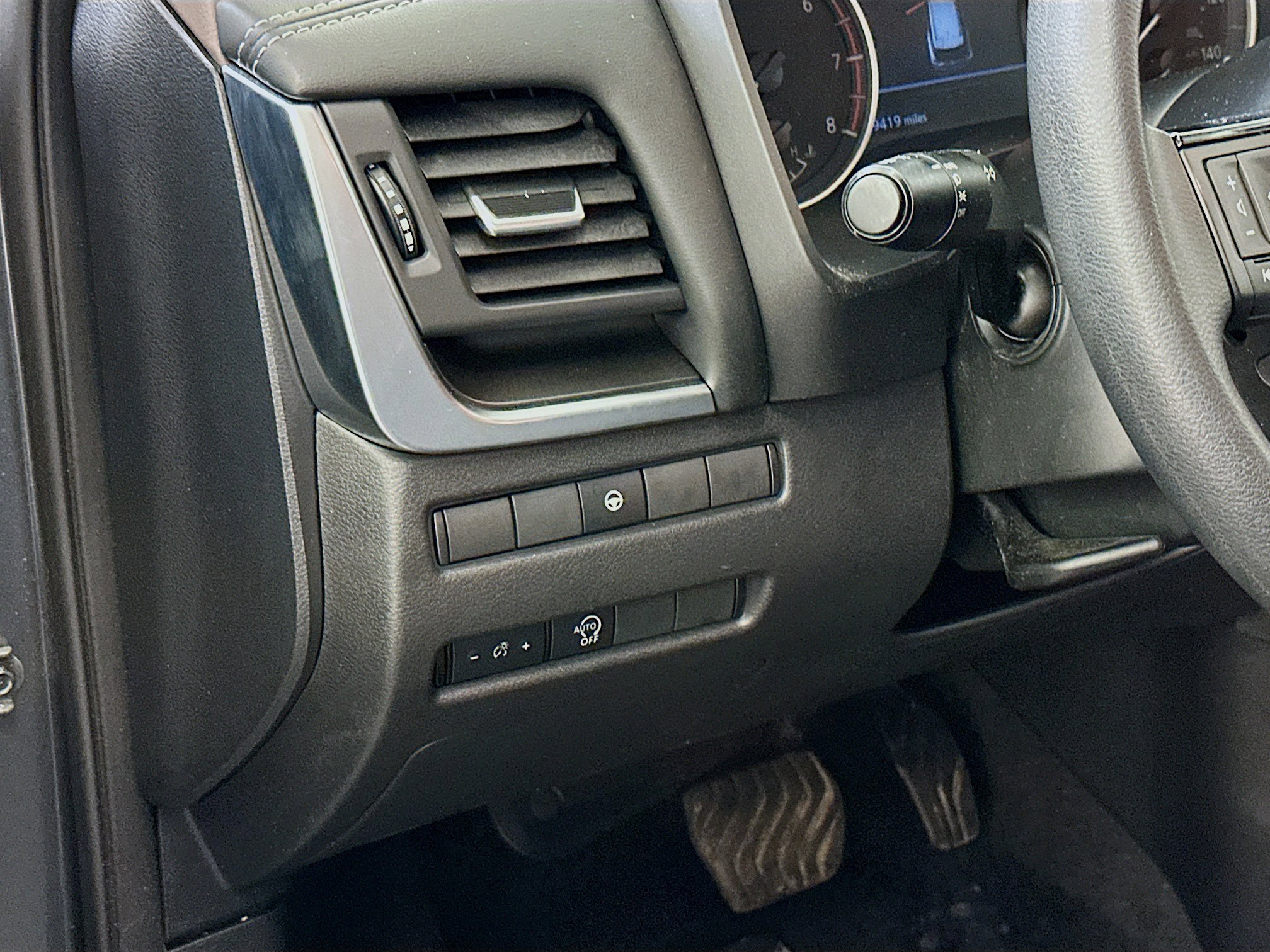 Used 2023 Nissan Rogue SV image 17