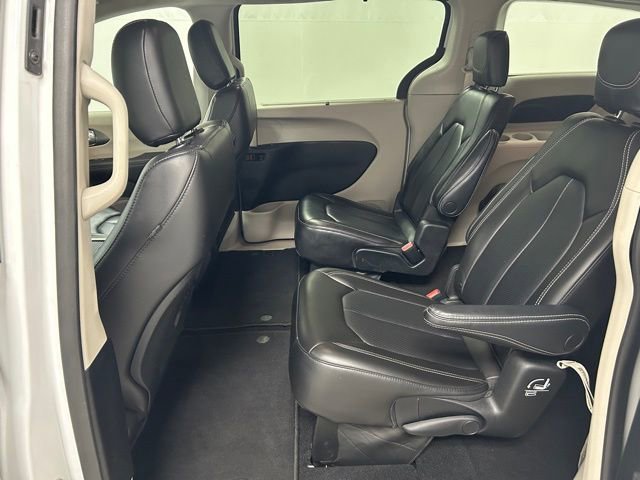 Used 2023 Chrysler Pacifica Touring-L image 15