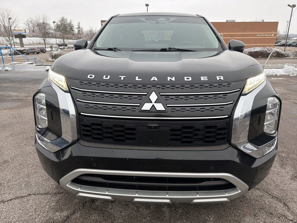 Used 2022 Mitsubishi Outlander SE image 2