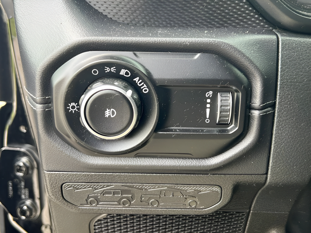 Used 2024 Jeep Wrangler Unlimited Rubicon AWD/4WD image 19