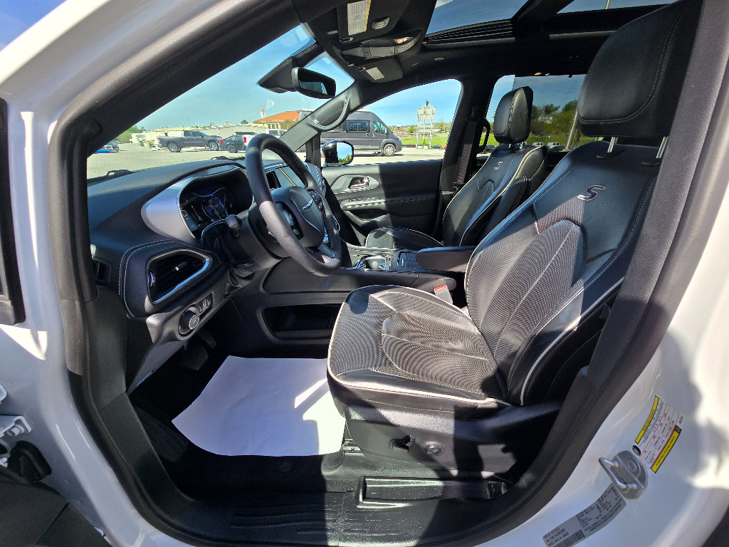 Used 2025 Chrysler Pacifica Limited FWD image 11