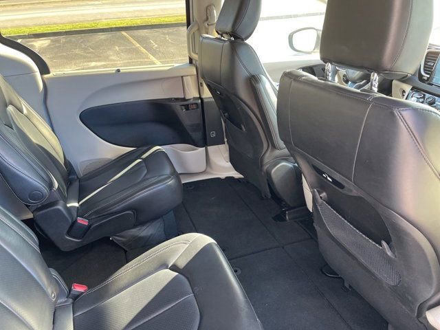Used 2023 Chrysler Pacifica Touring-L image 12